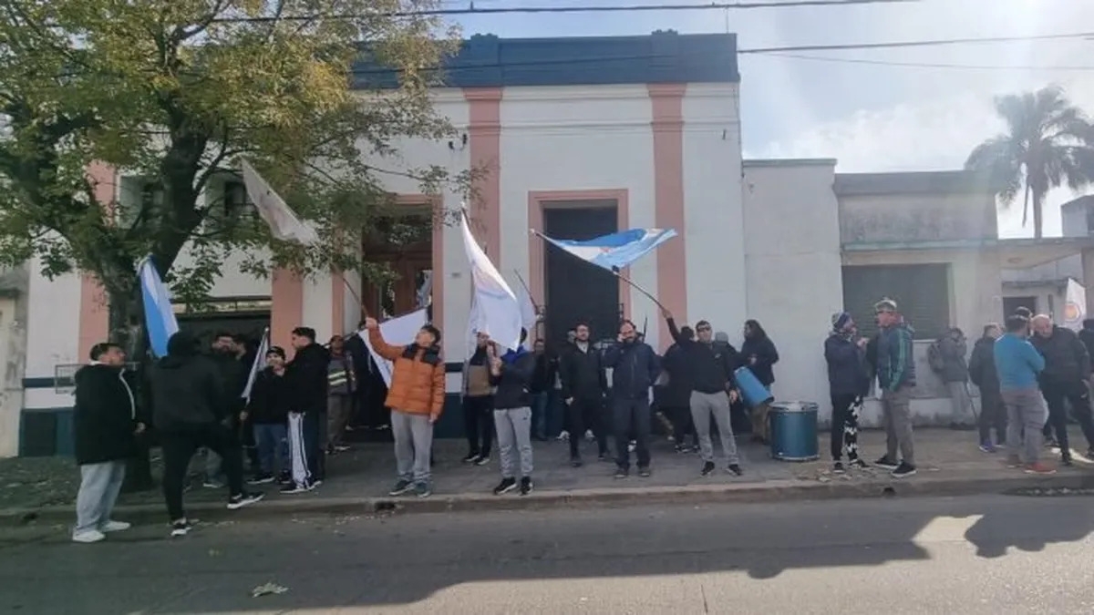 Reclamo de trabajadores quimicos tras el cierre de Archroma