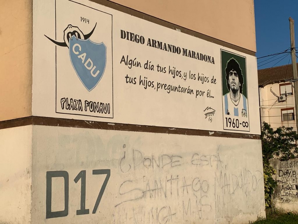 Mural de Maradona en una de las paredes del Fonavi Zarate