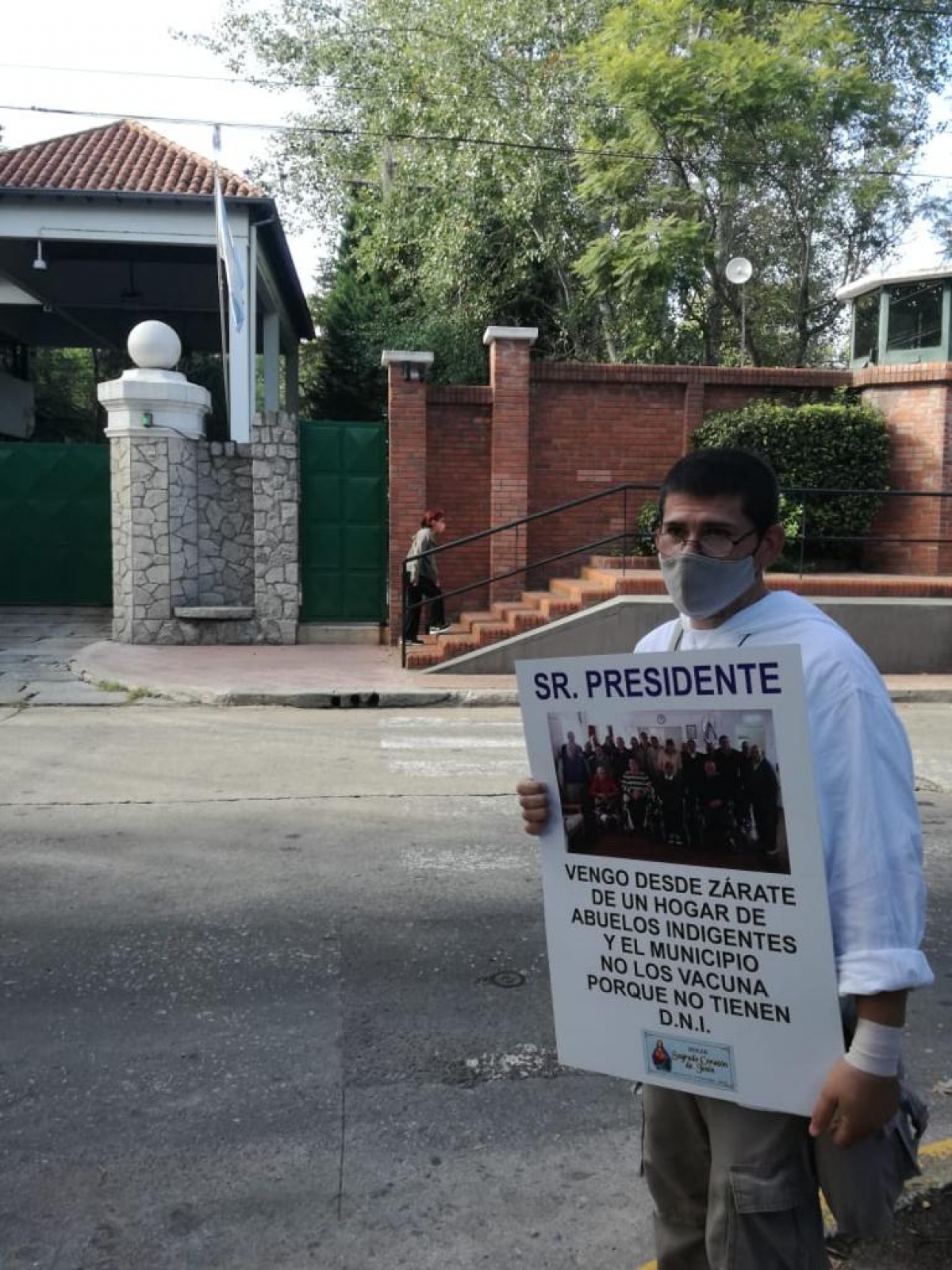 Hermano Marcelo Prado manifestando frente a la Quinta de Olivos